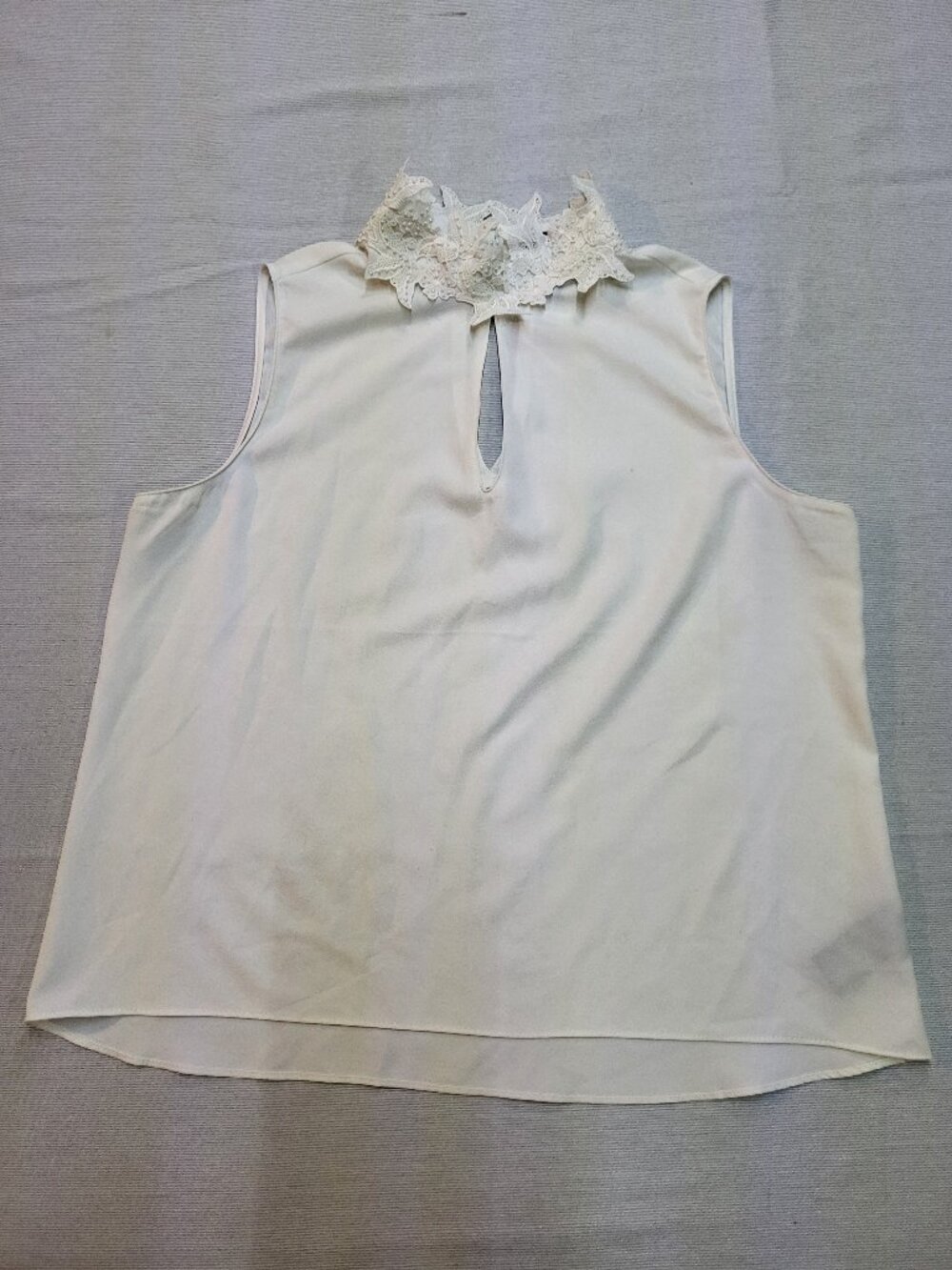 Suzy Shier White Sleeveless Mock Neck Blouse with Beaded Lace Collar Size XL